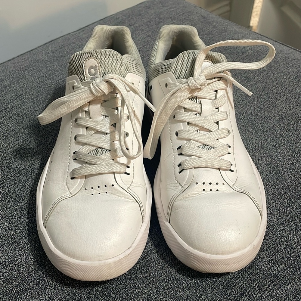 On Running the Roger Advantage tennis shoes | 5W